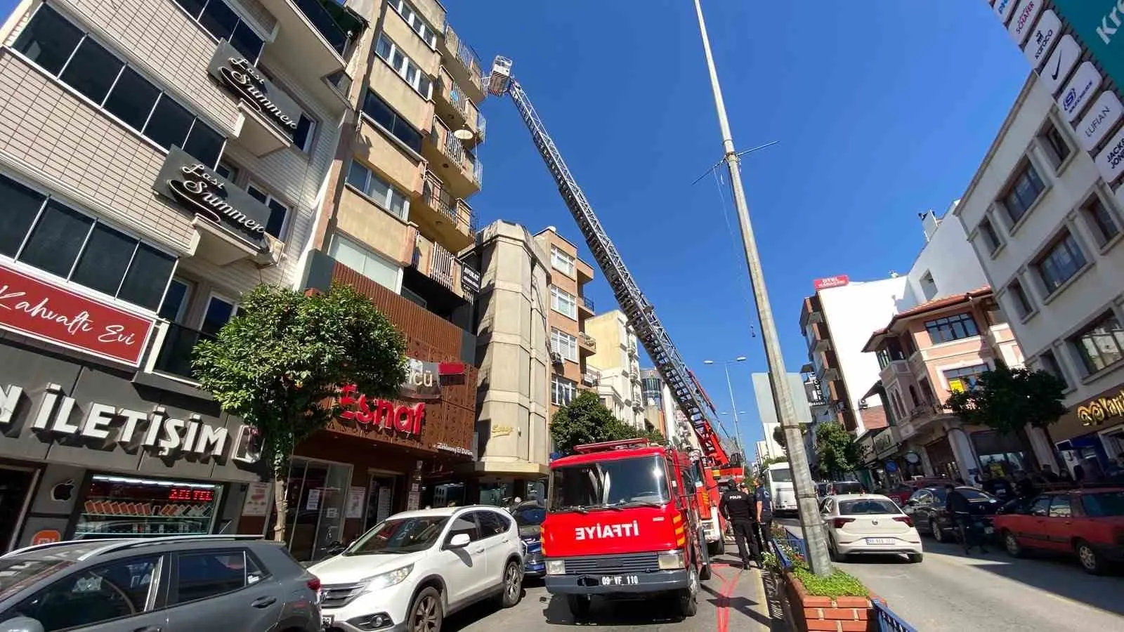 Efeler’de öğle molasında yangın alarmı: Dürümcüde korku dolu anlar