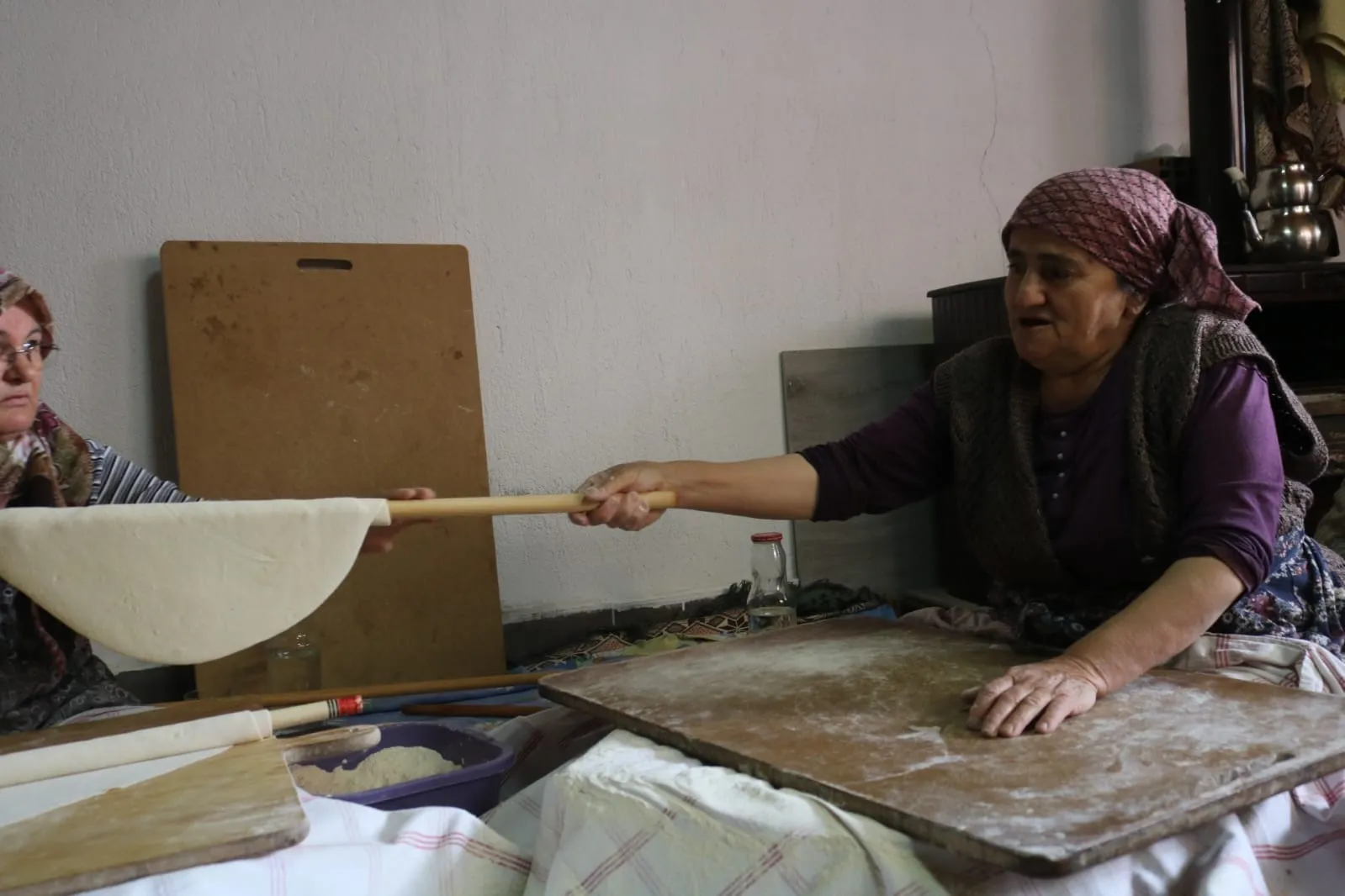 Çivril’de kış bereketi imeceyle geliyor: Komşular bir çuval undan sofraları donatıyor