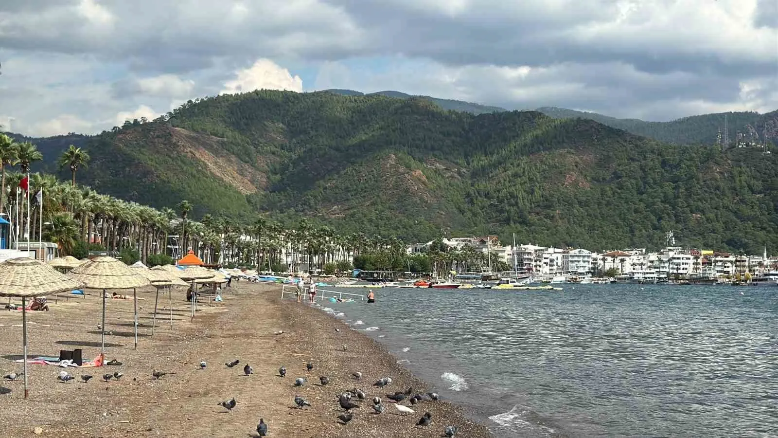 Marmaris'te takvimler ekimi gösterse de yaz bitmedi: Sahiller turistlerle doldu