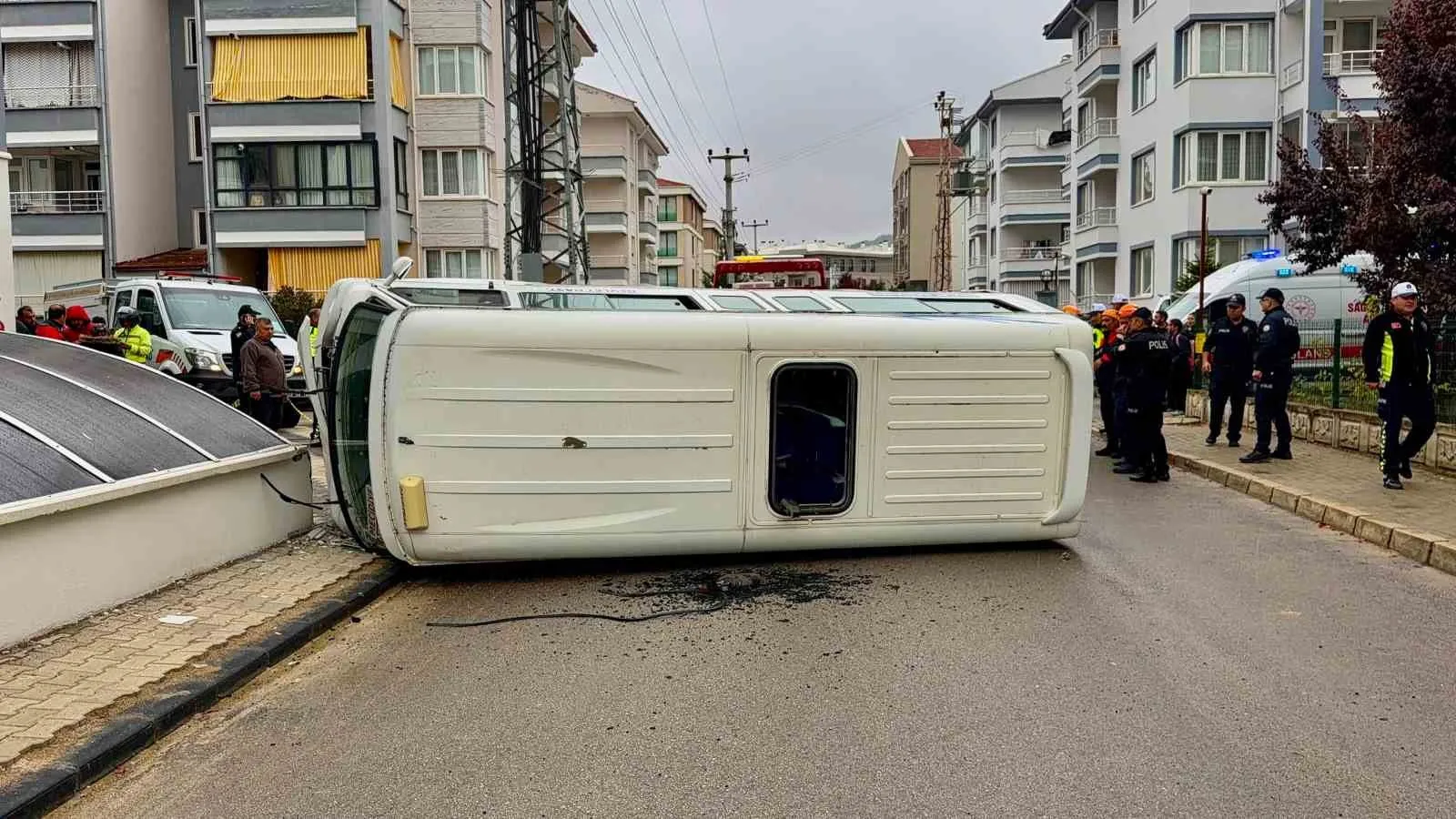 Afyonkarahisar'da okul servisi faciaya dönüştü: Çok sayıda yaralı var