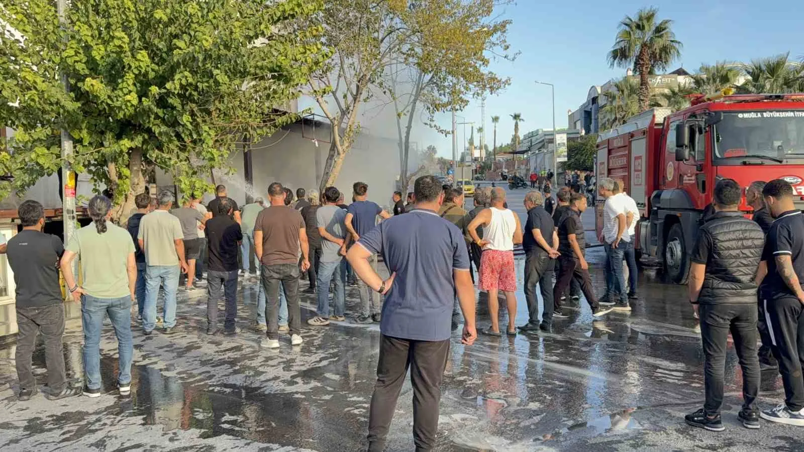 Bodrum'da alevler gökyüzünü kapladı: Depo saniyeler içinde yok oldu