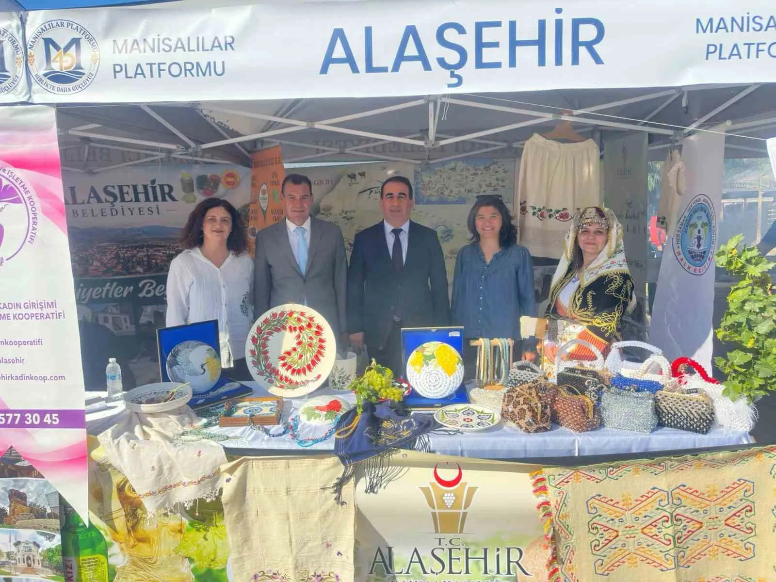 Alaşehir rüzgarı İzmir’de esti: Bakan Kasapoğlu yöresel stantta incelemelerde bulundu