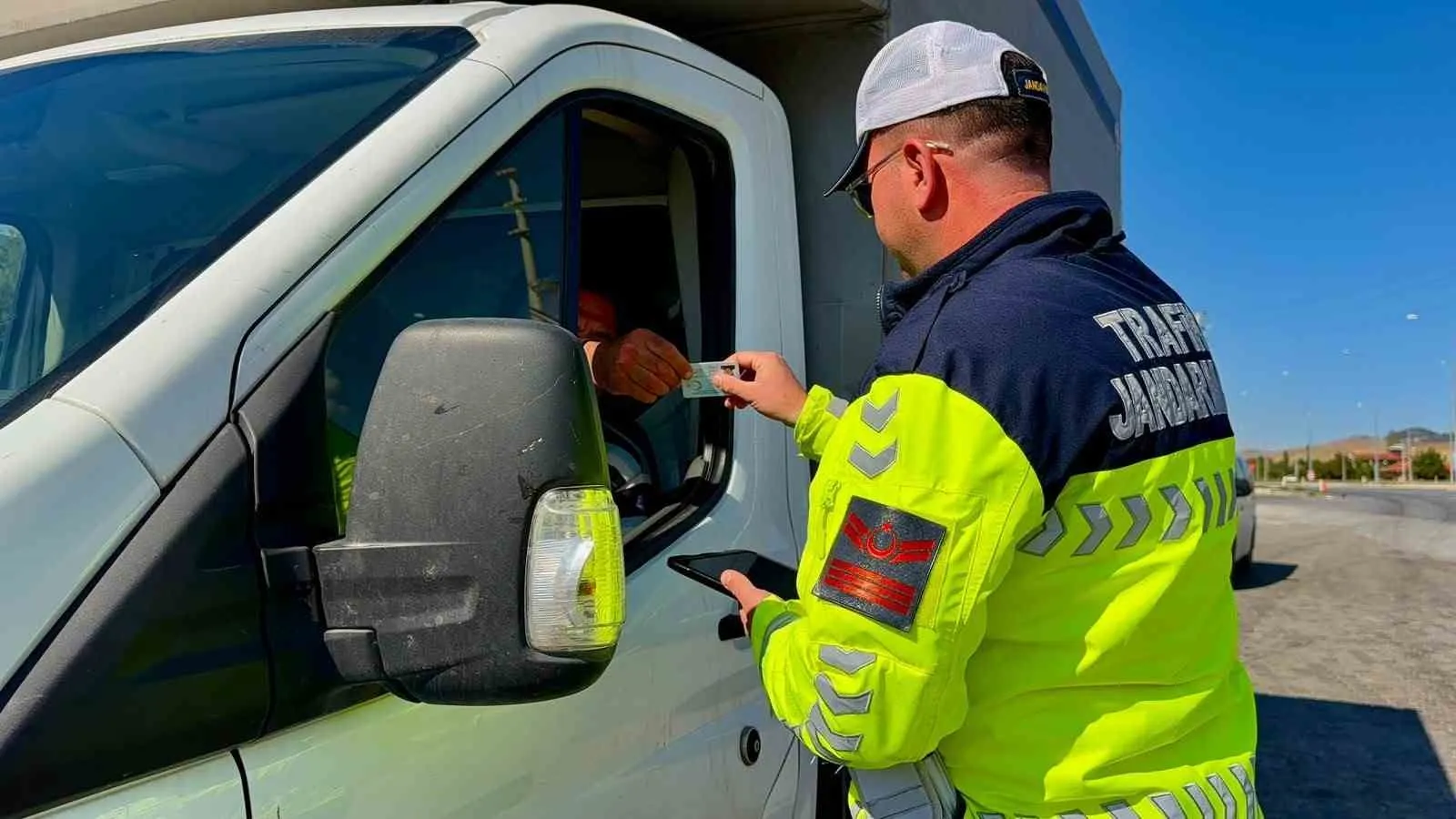 Bolvadin’de jandarma nefes aldırmıyor: Trafikte sıfır tolerans dönemi