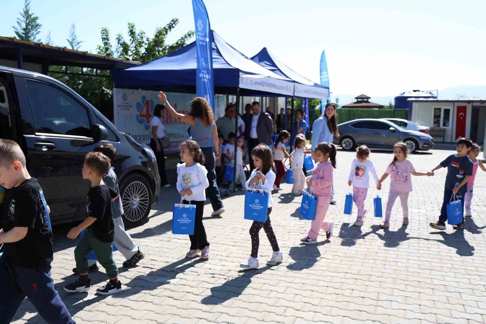 Minik ziyaretçiler Aydın’daki rehabilitasyon merkezinde hayvan sevgisini keşfetti