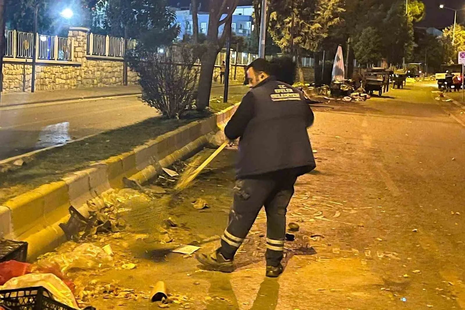 Efeler'de pazar mesaisi biter bitmez temizlik ordusu sahaya iniyor