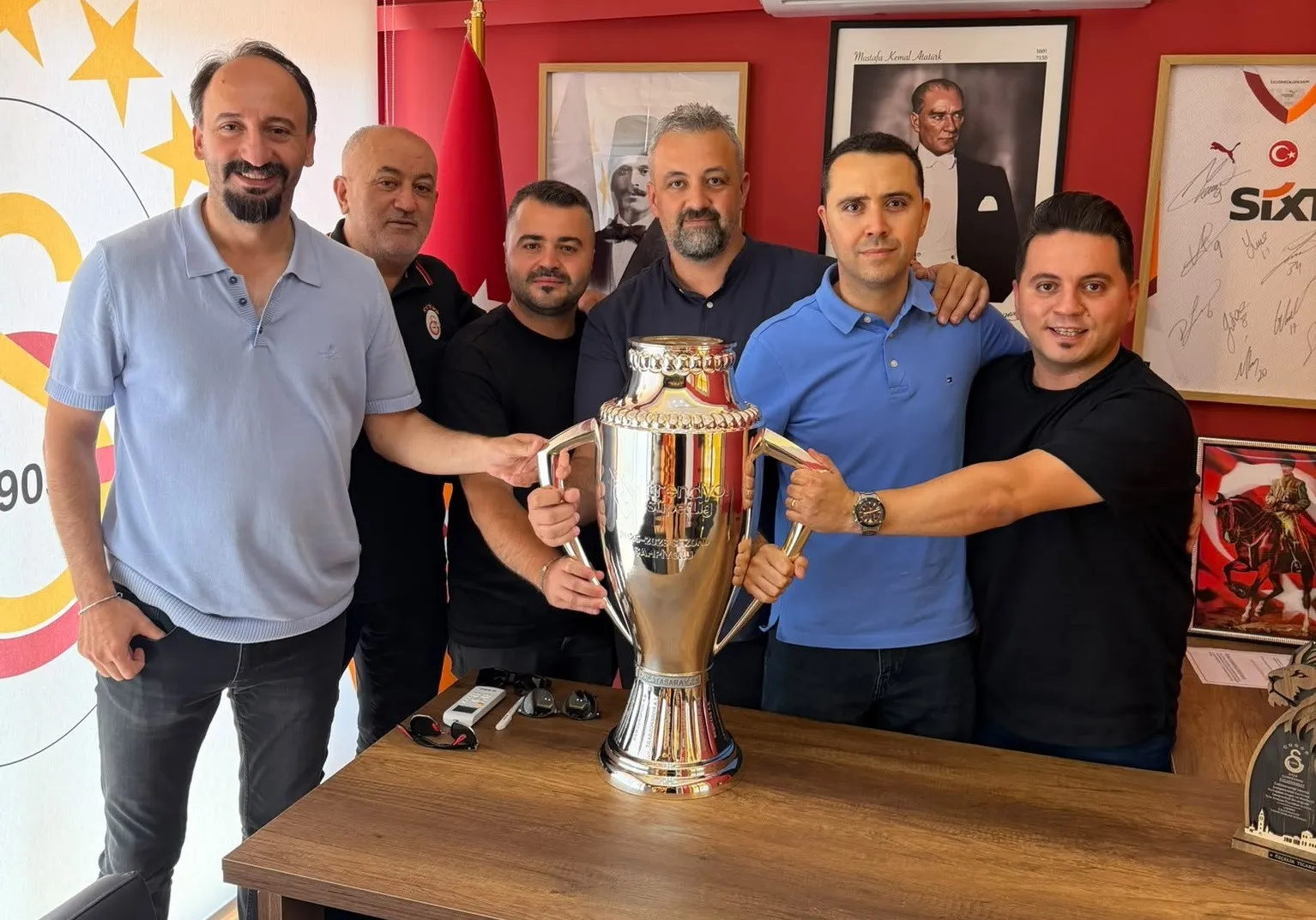 Salihli'de Galatasaraylı taraftarlardan eğitime tam destek: 16 öğrencinin yüzü güldü