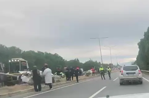 Denizli'de dehşet anları: Aydınlatma direğine çarpan araç kağıt gibi yırtıldı