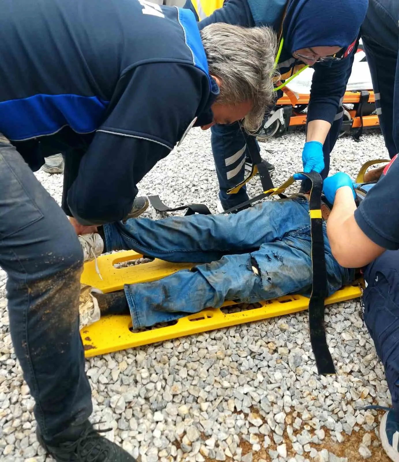 Denizli'de saniyelerle yarışan facia: Hareket eden aracını durdurmak isterken uçuruma yuvarlandı