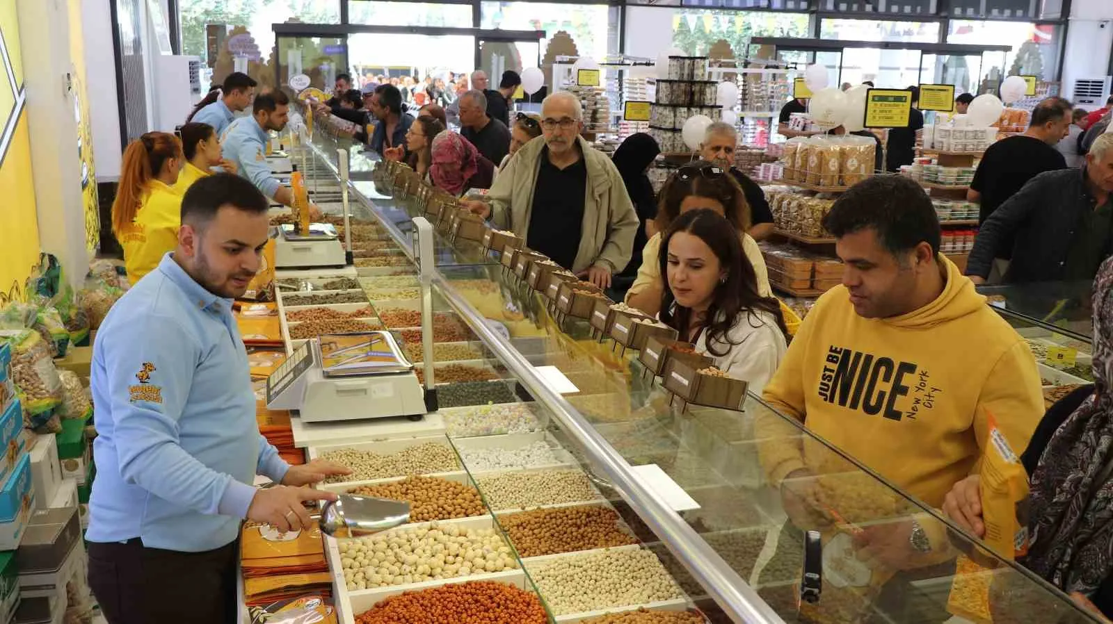 Antalya’da leblebi heyecanı: Mağaza kapısında sabahlayanlar hediye çekleri için sıraya girdi