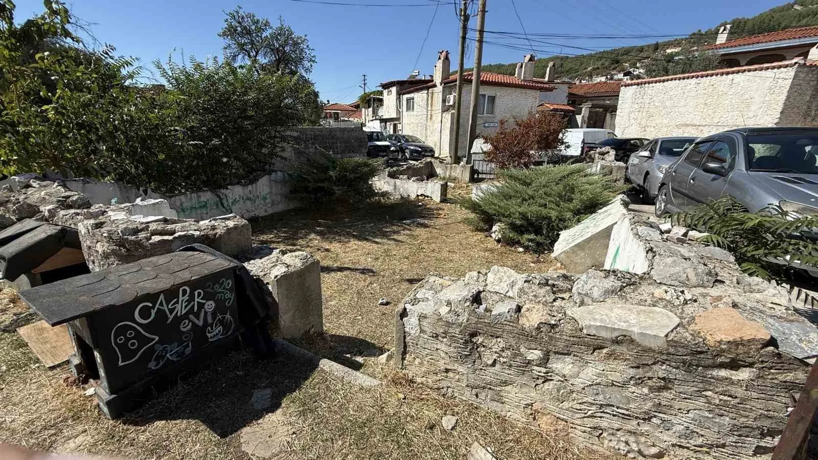 Muğla’nın sessiz tanıkları: Üç Erenler Türbesi’nde manevi miras çöp ve grafitiye kurban gidiyor