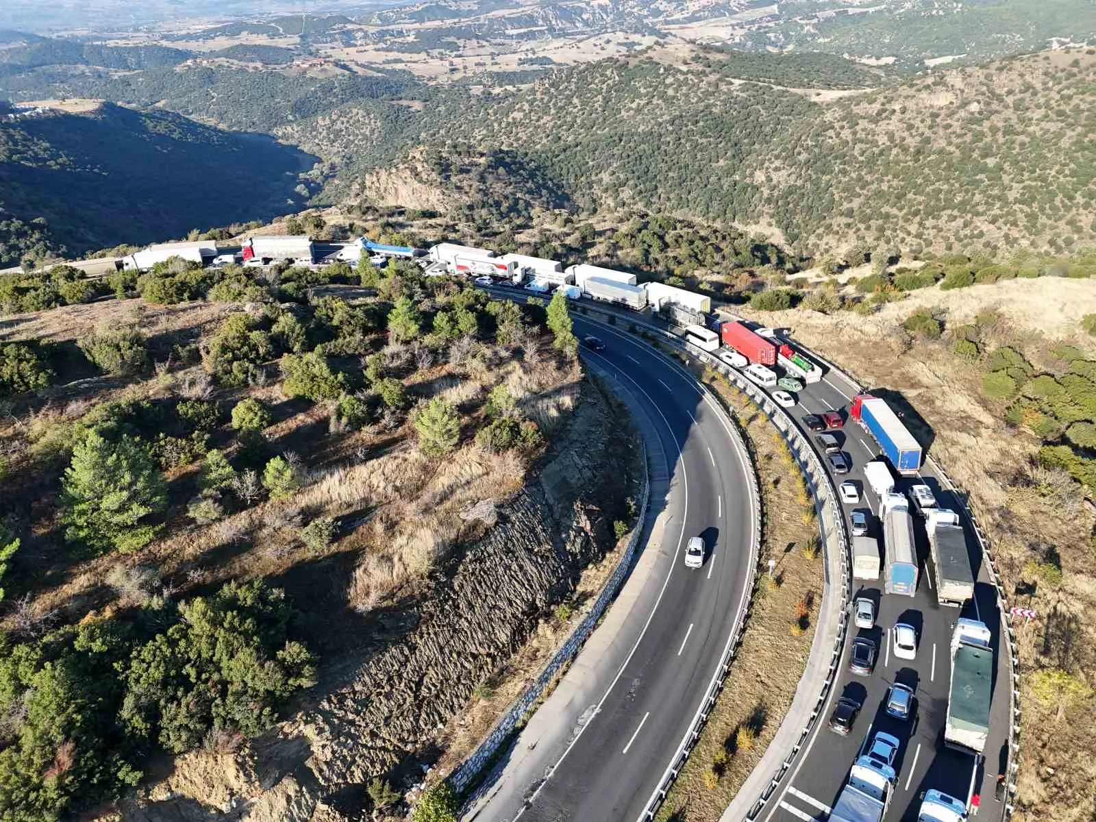 Uşak’ta feci kaza: Domatesler yola saçıldı, otobüs bariyerlere saplandı