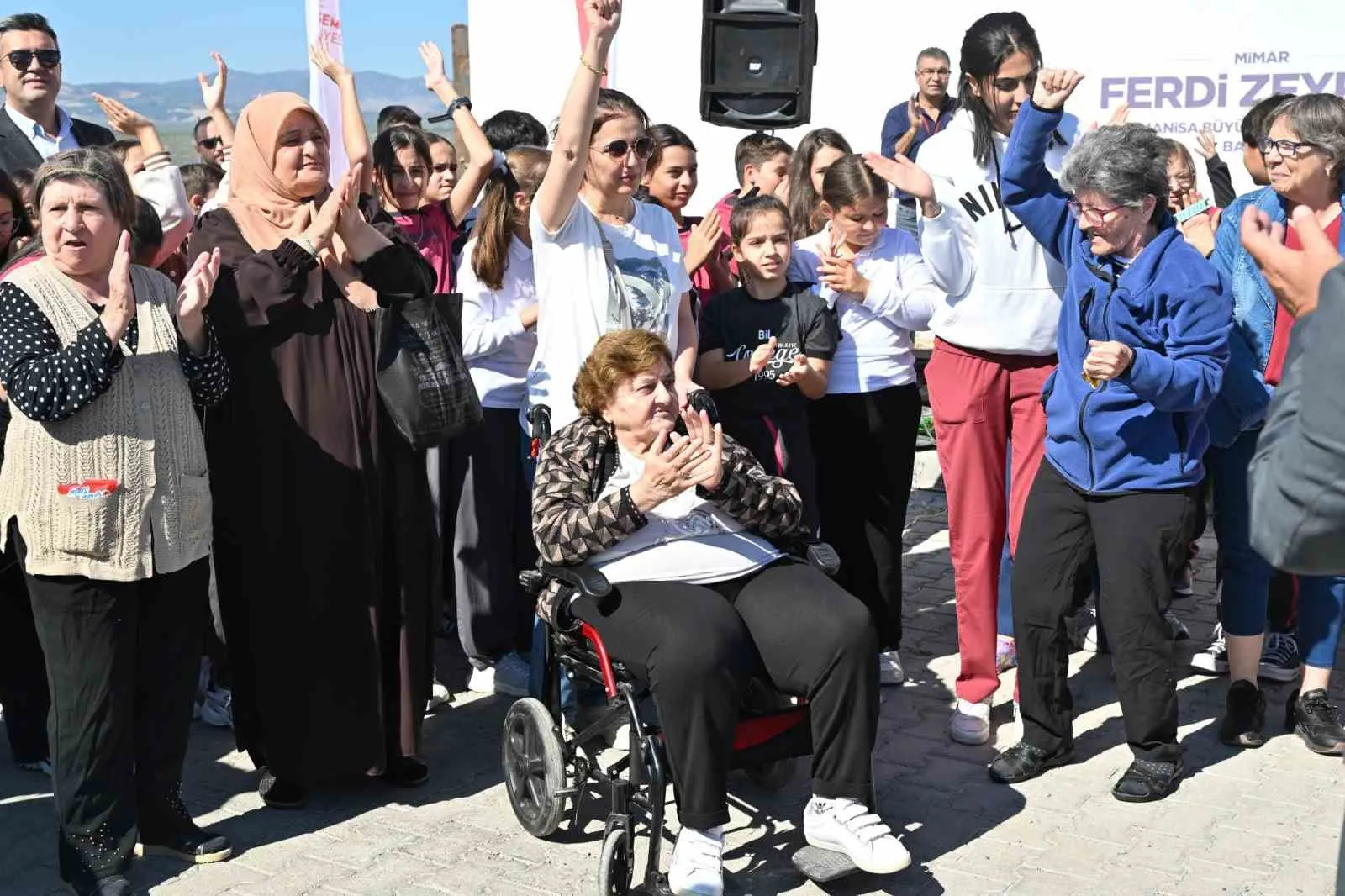 Manisa’da kuşaklararası sevgi köprüsü: Patili dostlar mutluluk dağıttı