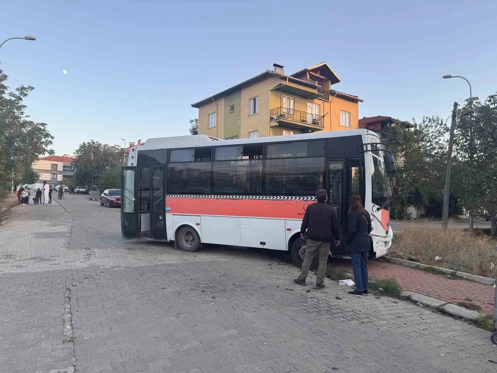 Uşak'ta sokak kesişiminde şiddetli çarpışma: Aralarında çocukların da olduğu 7 yaralı