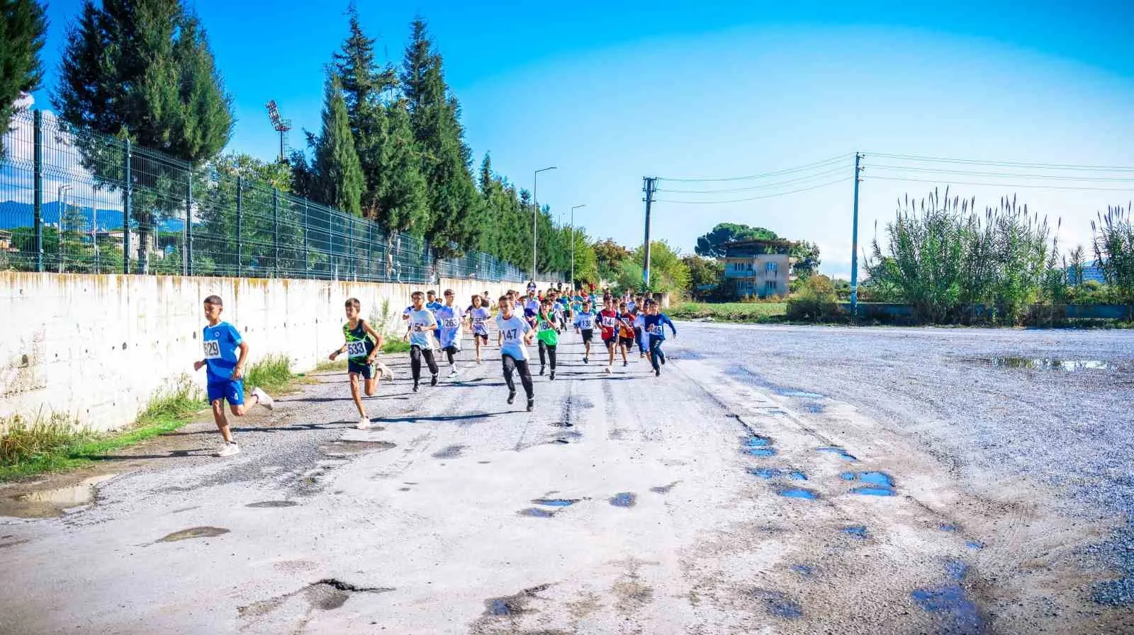 Efeler'de madalya heyecanı: Genç atletler parkuru zirve için koştu