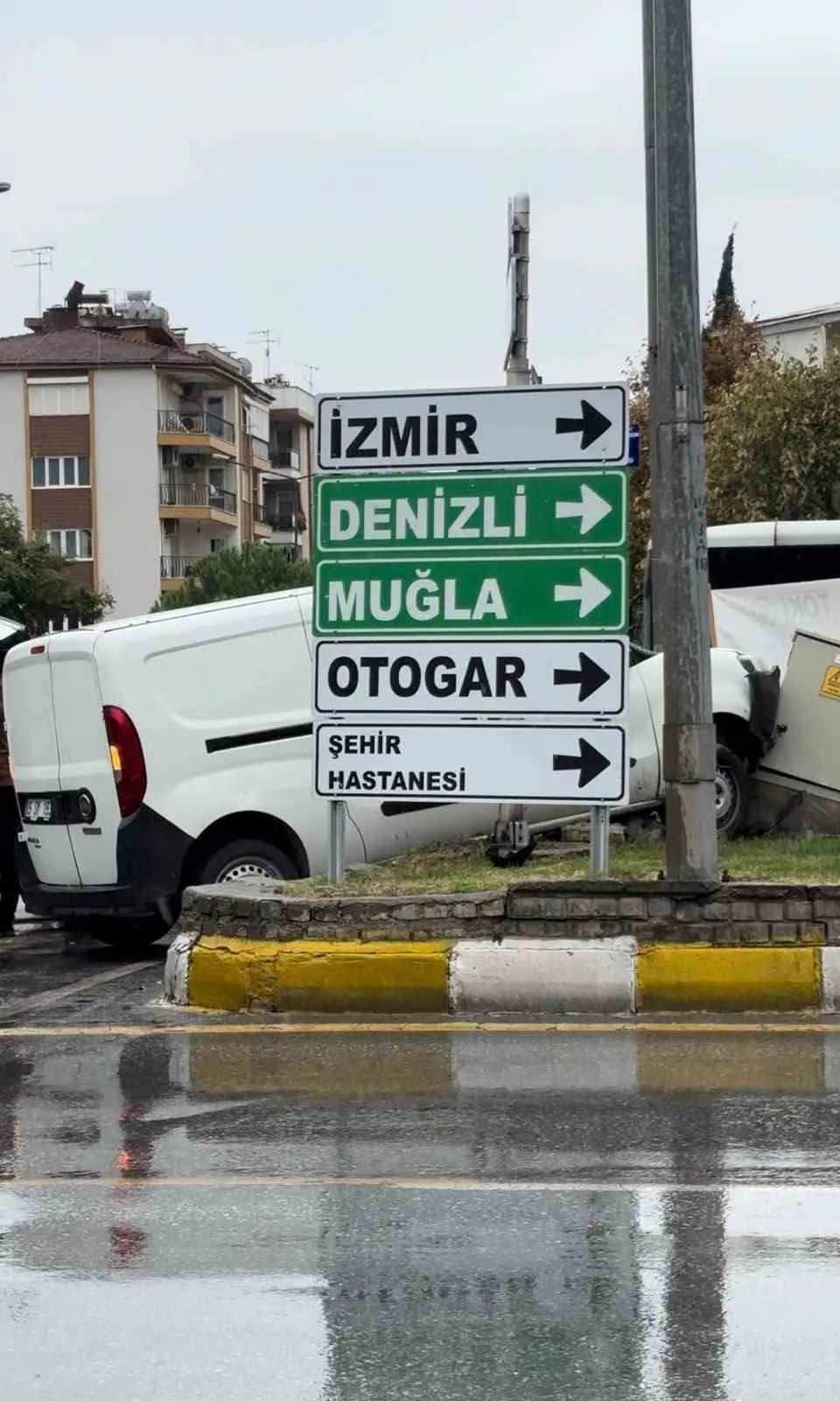 Efeler'de yağmur kazayı beraberinde getirdi: Trafoya çarpan otomobil hurdaya döndü