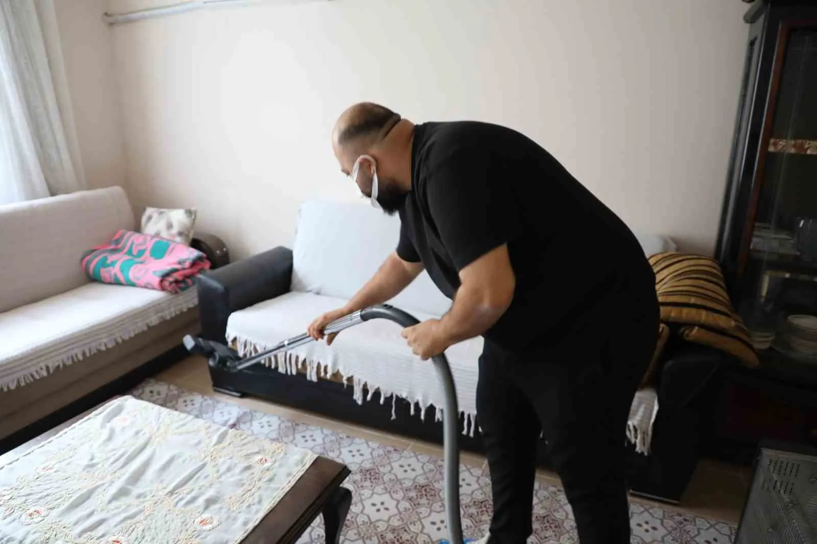 Şehzadeler’de kimse yalnız değil: Belediyeden kapı kapı hijyen desteği