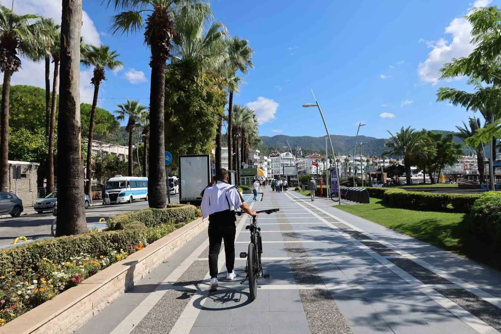 Marmaris sahilinde yaya önceliği mesaisi: Zabıtadan sıkı takip