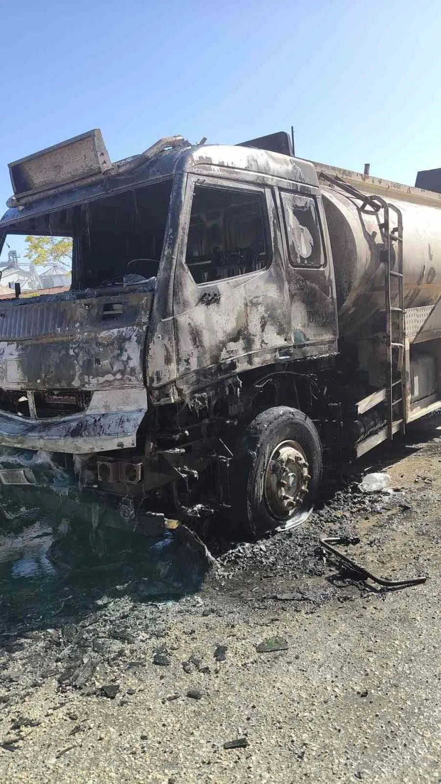 Afyonkarahisar’da geceyi aydınlatan yangın: Tanker küle döndü