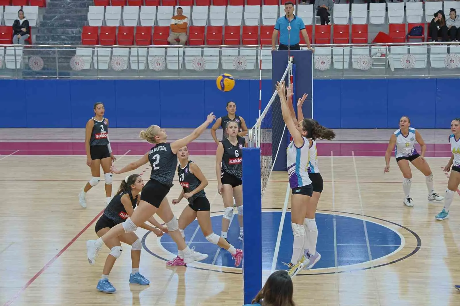 Söke’de voleybol şöleni: Sultanlar rakiplerine set dahi aldırmadı
