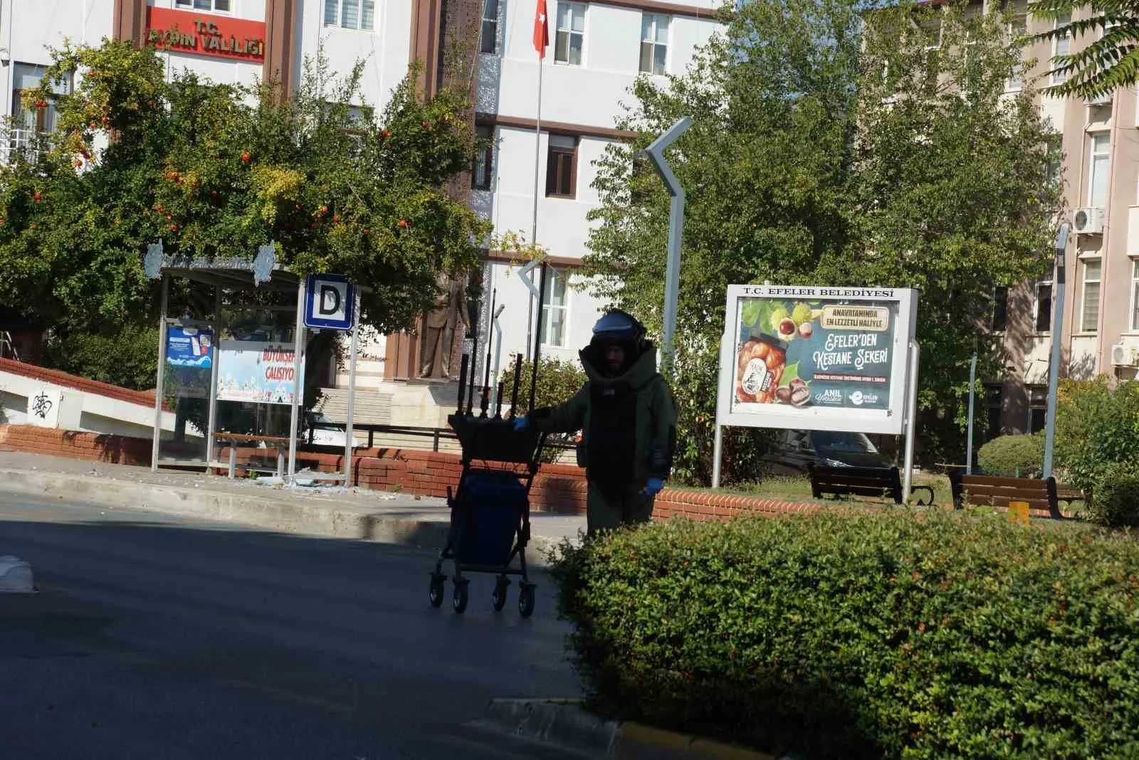 Aydın'da adliye önünde alarm: Fünyeli müdahale trafiği durdurdu