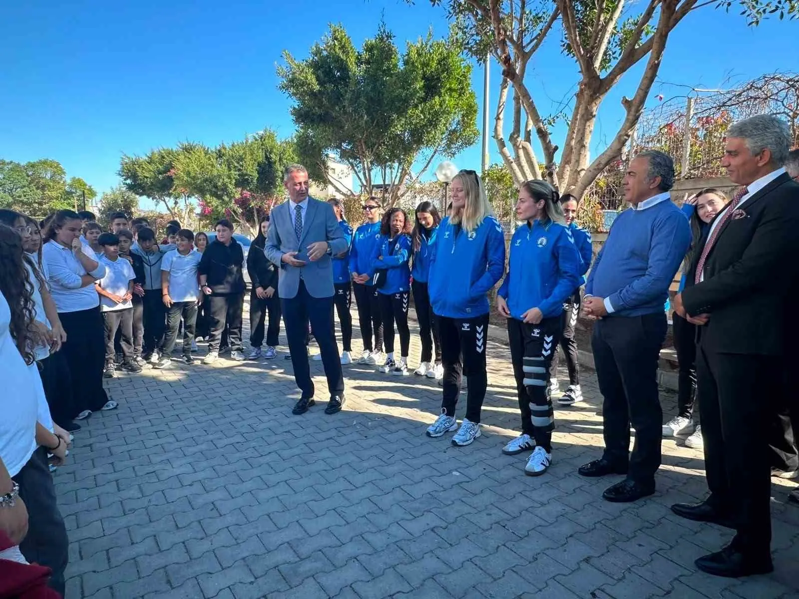 Bodrum'un şampiyonları gençlerle buluştu: Denizin Kızları'ndan anlamlı ziyaret