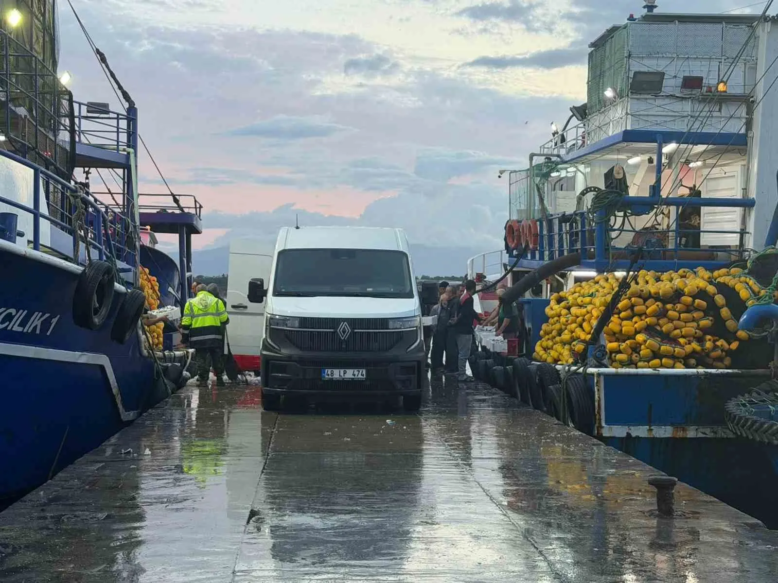 Didim denizlerinde hamsi nöbeti: Ekipler av limitlerini mercek altına aldı