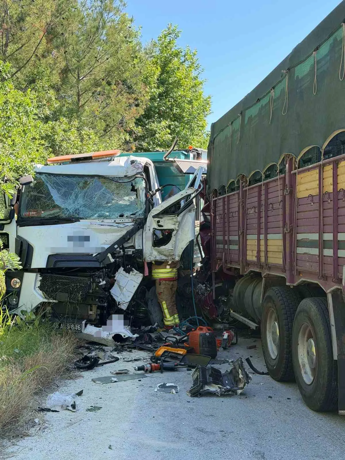 Manisa'da sabah saatlerinde acı bilanço: İki kamyonun çarpıştığı kazada bir kişi hayatını kaybetti