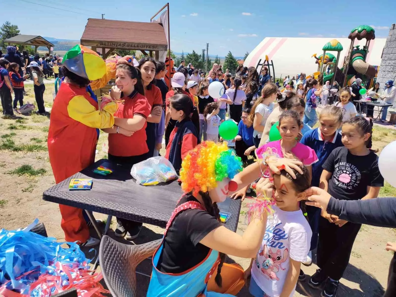 Altıntaş’ta çocukların neşesi parklara taştı: Bir günlüğüne masal dünyasına yolculuk
