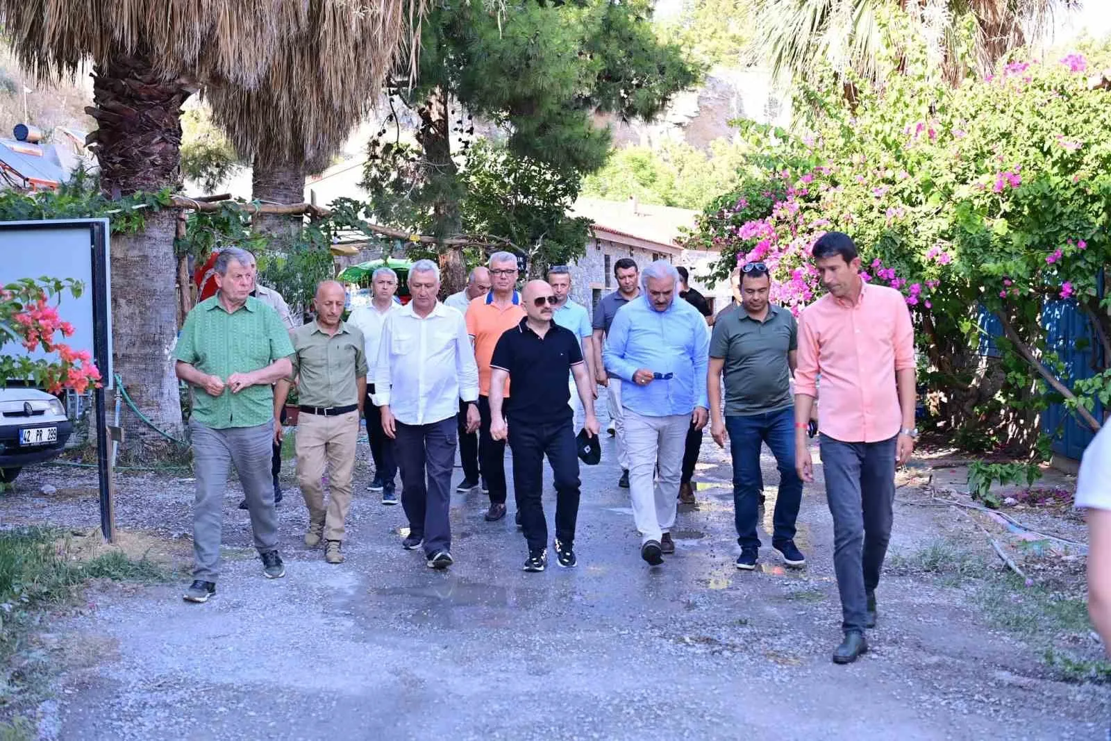 Vali Varol’dan Söke’de saha çıkarması: Esnafın sesine kulak verdi