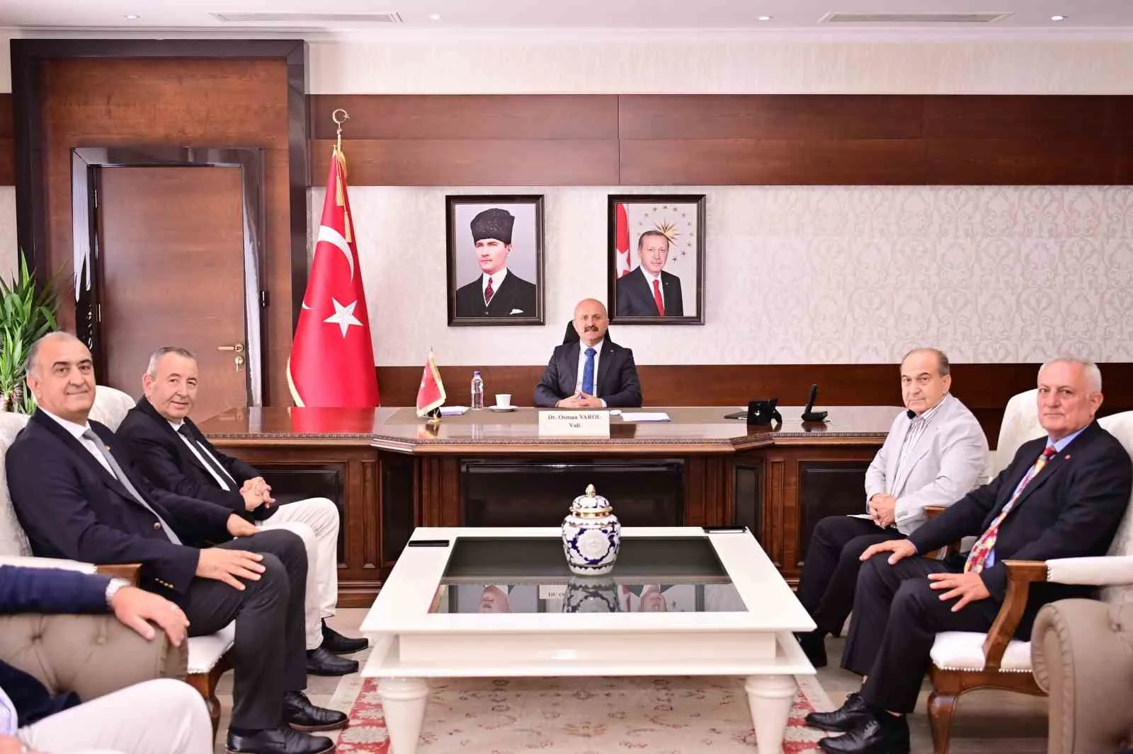 Kuşadası’nın turizm geleceği Valilik masasında: Kongre merkezi ve Kervansaray için kritik zirve