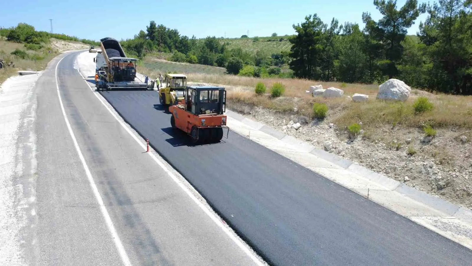 Demirci’de yollar yenileniyor: İki kritik güzergahta hummalı çalışma
