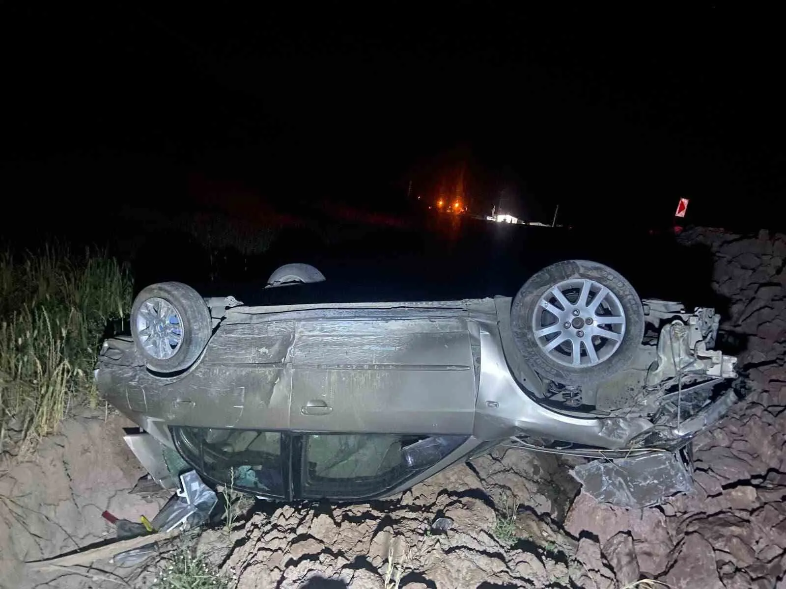 Manisa'da gece yarısı dehşeti: Direksiyon hakimiyetini kaybedince şarampole uçtular