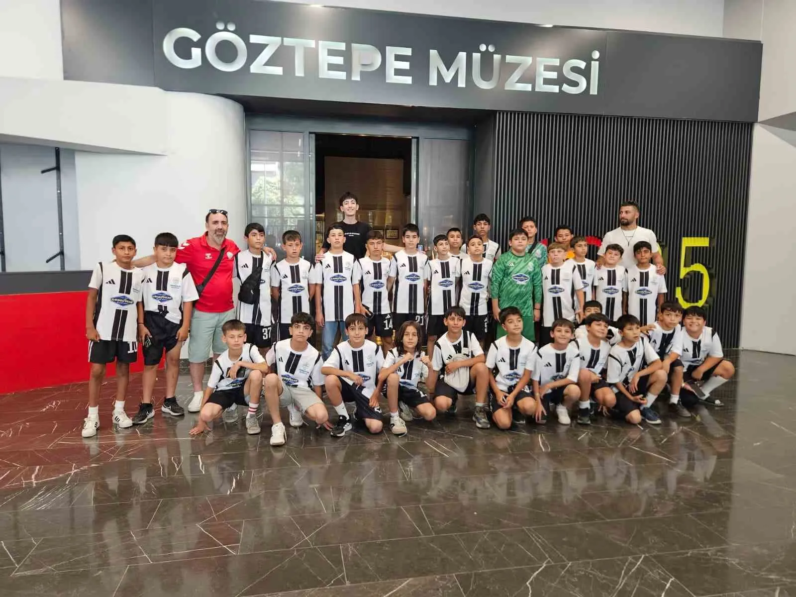 Şampiyon miniklere İzmir’de profesyonellik dersi: Başkan Zencirci’den anlamlı ödül