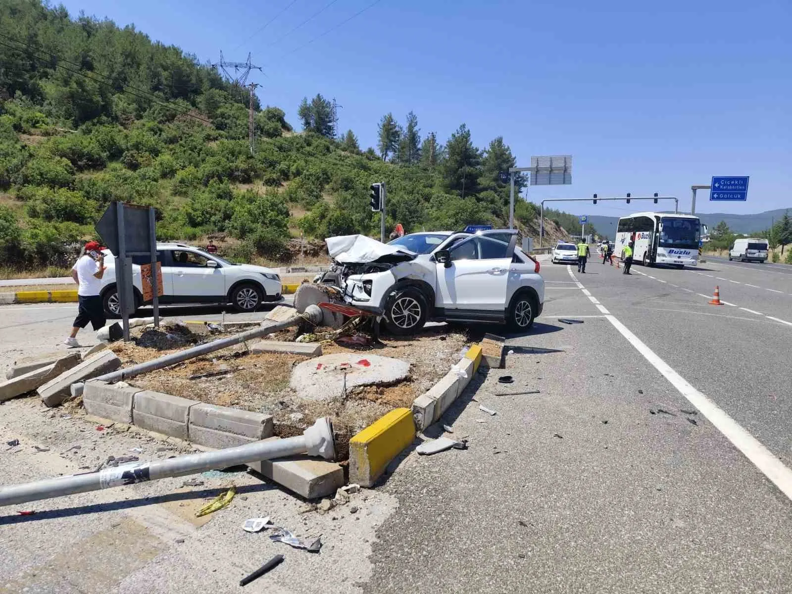 Ula’da trafik ışıklarında korkutan kaza: 4 yaralı