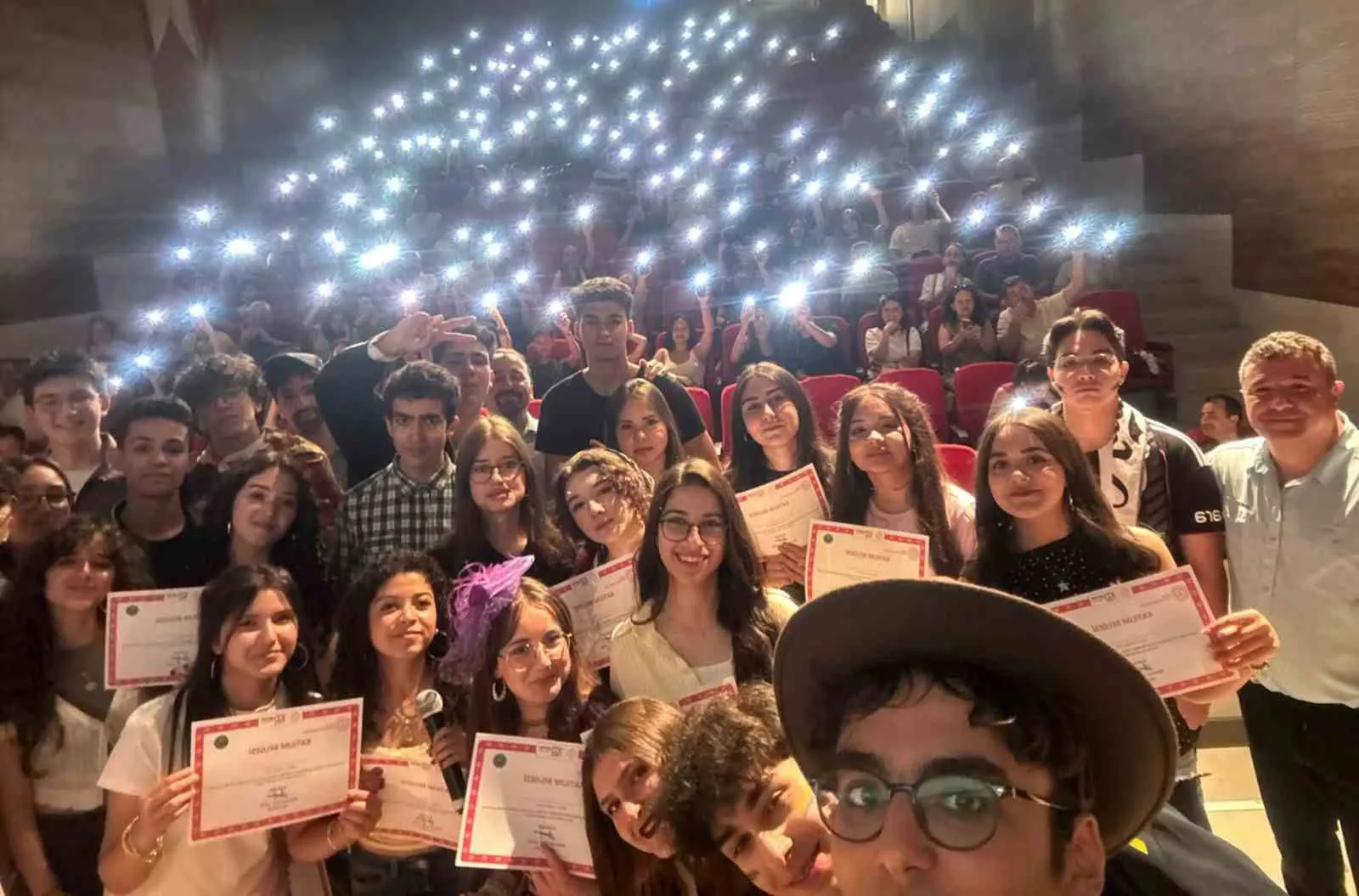 Sahne tozunu yutan gençler alkış topladı: Menteşe Anadolu Lisesi'nden tiyatro şöleni
