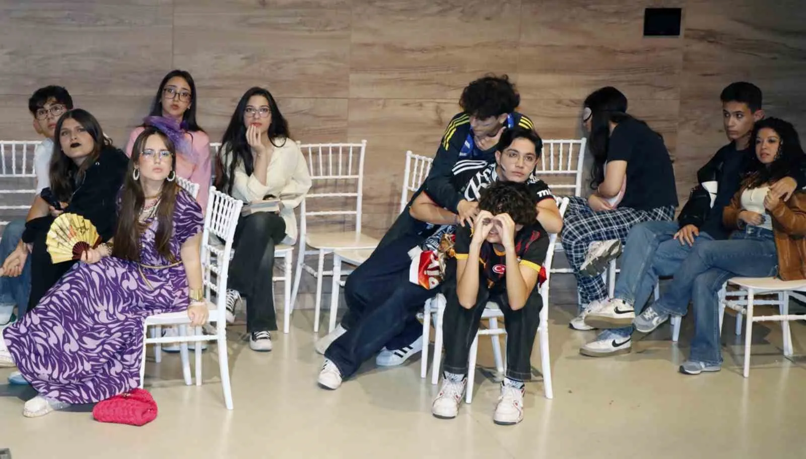 Sahne tozunu yutan gençler alkış topladı: Menteşe Anadolu Lisesi'nden tiyatro şöleni