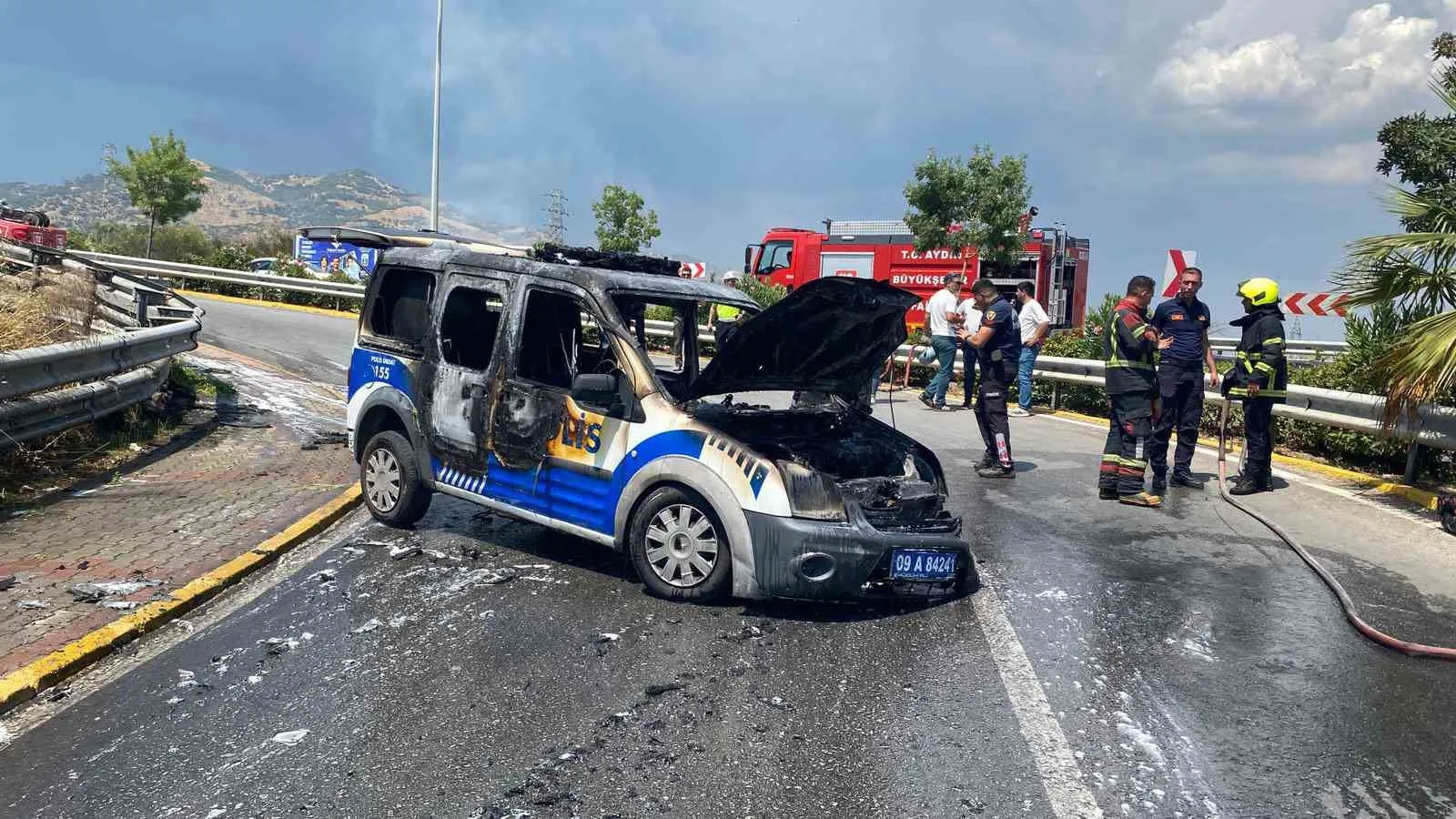 Aydın'da korku dolu anlar: Görev başındaki polis aracı küle döndü