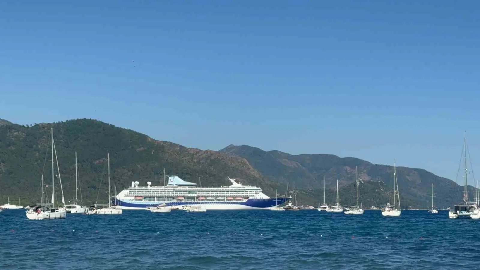 Marmaris limanına dev gemi çıkarması: Üç günde 12 bin ziyaretçi bekleniyor