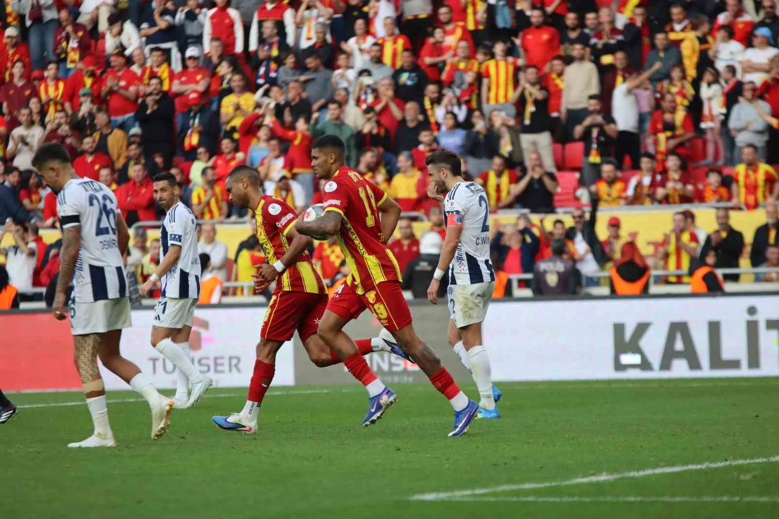 Göztepe'de forvet hattında yaprak dökümü: Jeh, Sırbistan'a gidiyor