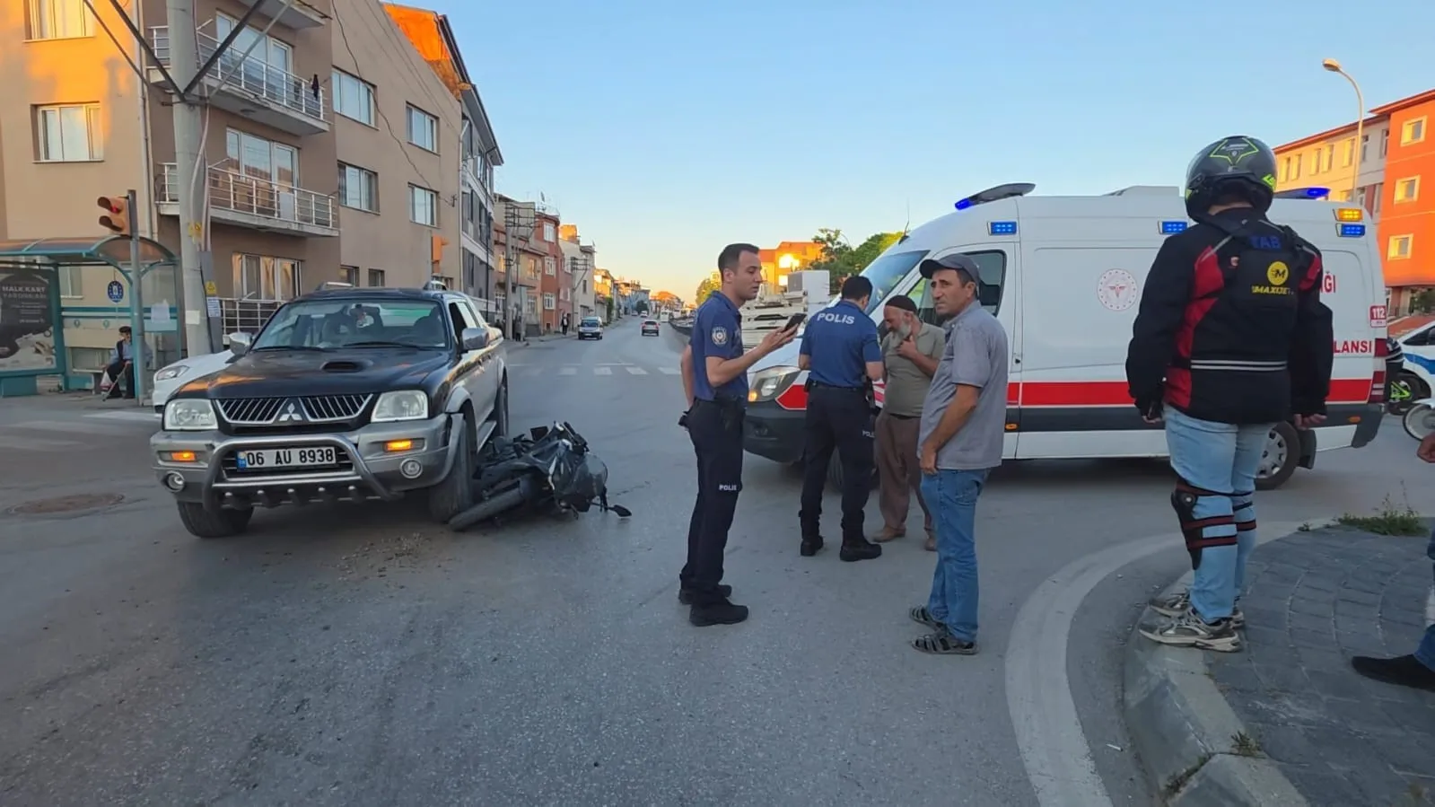 Kütahya trafiğinde korkutan kaza: Kavşakta motosiklet ve cip çarpıştı