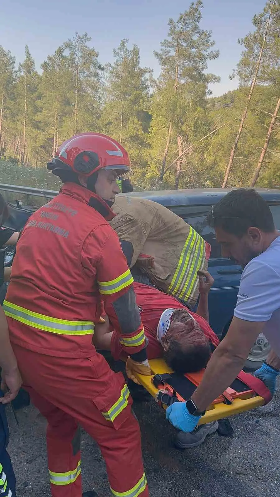 Milas yolunda can pazarı: İki otomobil çarpıştı, ekipler zamanla yarıştı