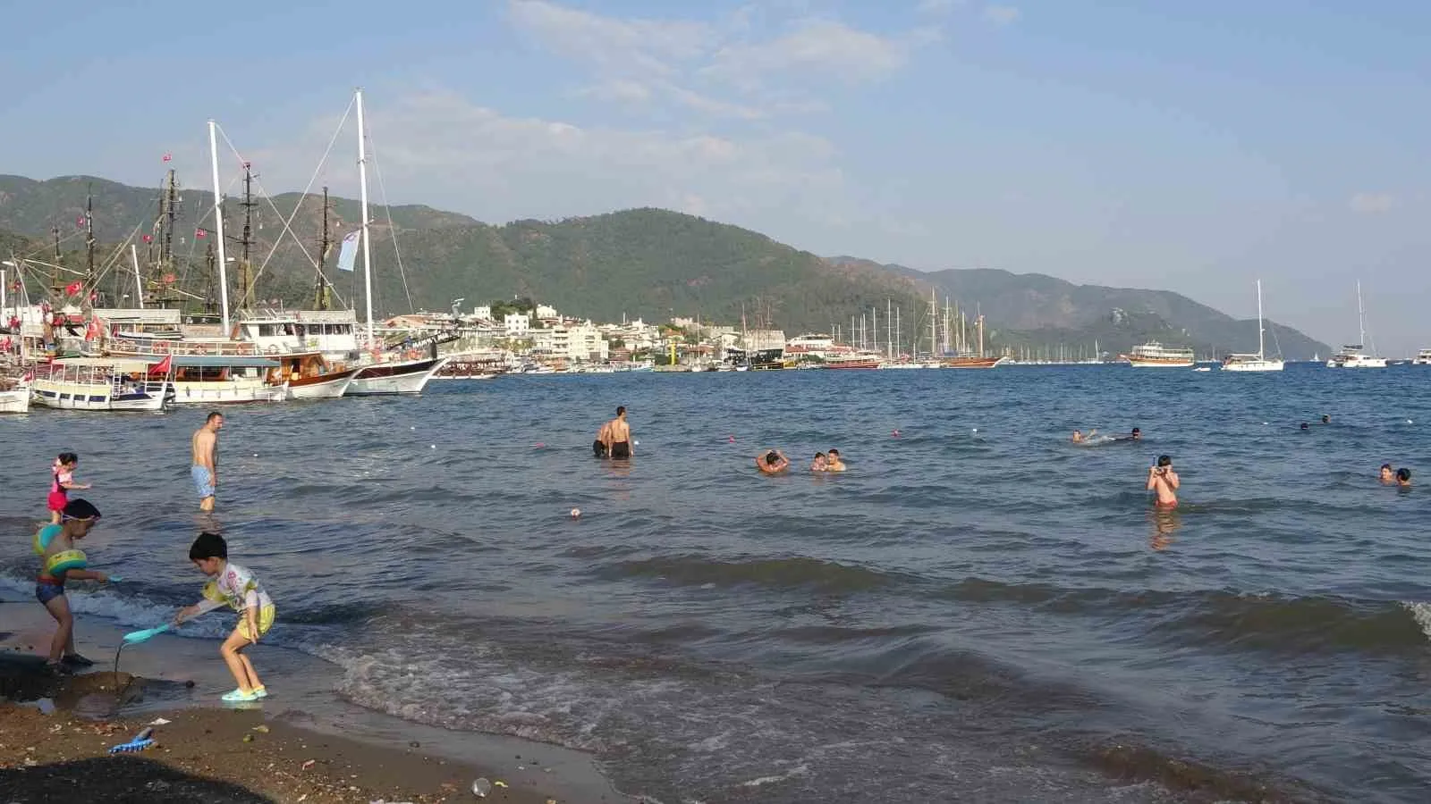 Karnesini alan Marmaris sahillerine koştu: Sıcaklık 36 dereceyi gördü