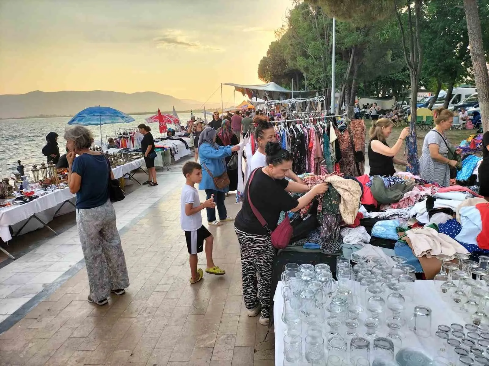 Köyceğiz’de ekonomi canlandı: İkinci el pazarı kordonu hareketlendirdi