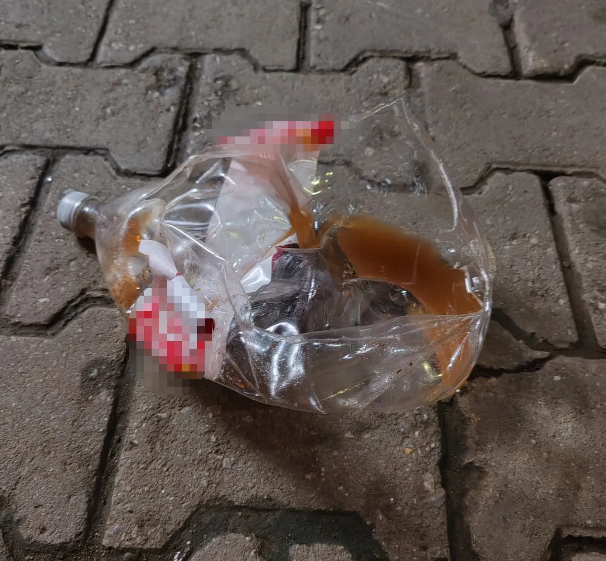 Salihli'de market önünde şoke eden patlama: Sıcak hava sirke şişesini bombaya çevirdi
