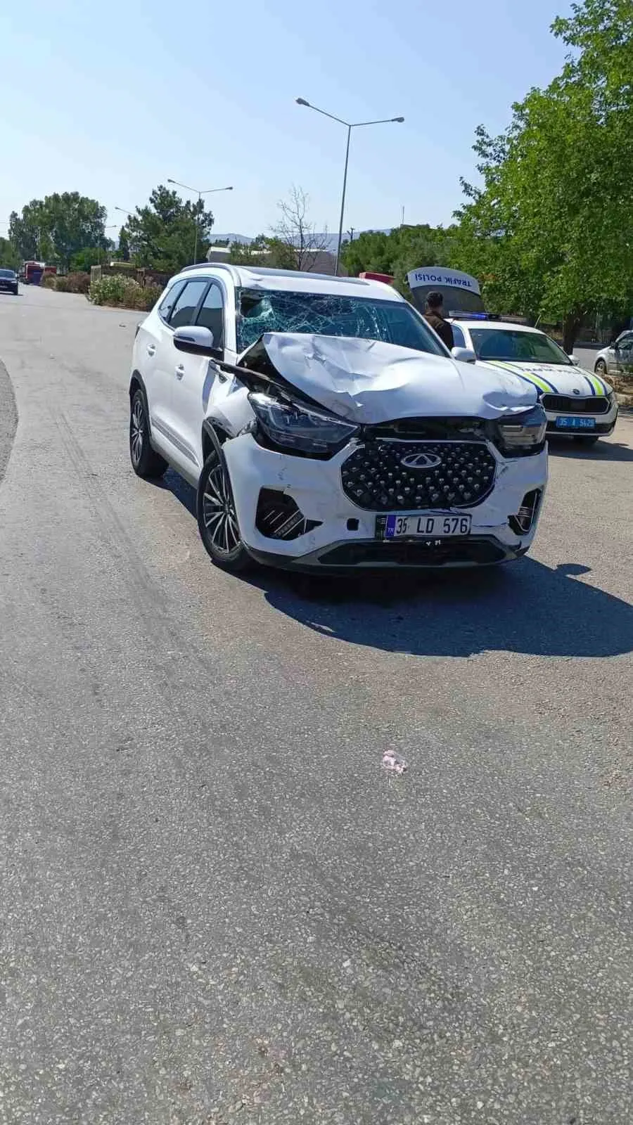 Karne günü gezintisi felaketle bitti: 15 yaşındaki sürücünün çarptığı motosikletli yaşam savaşı veriyor