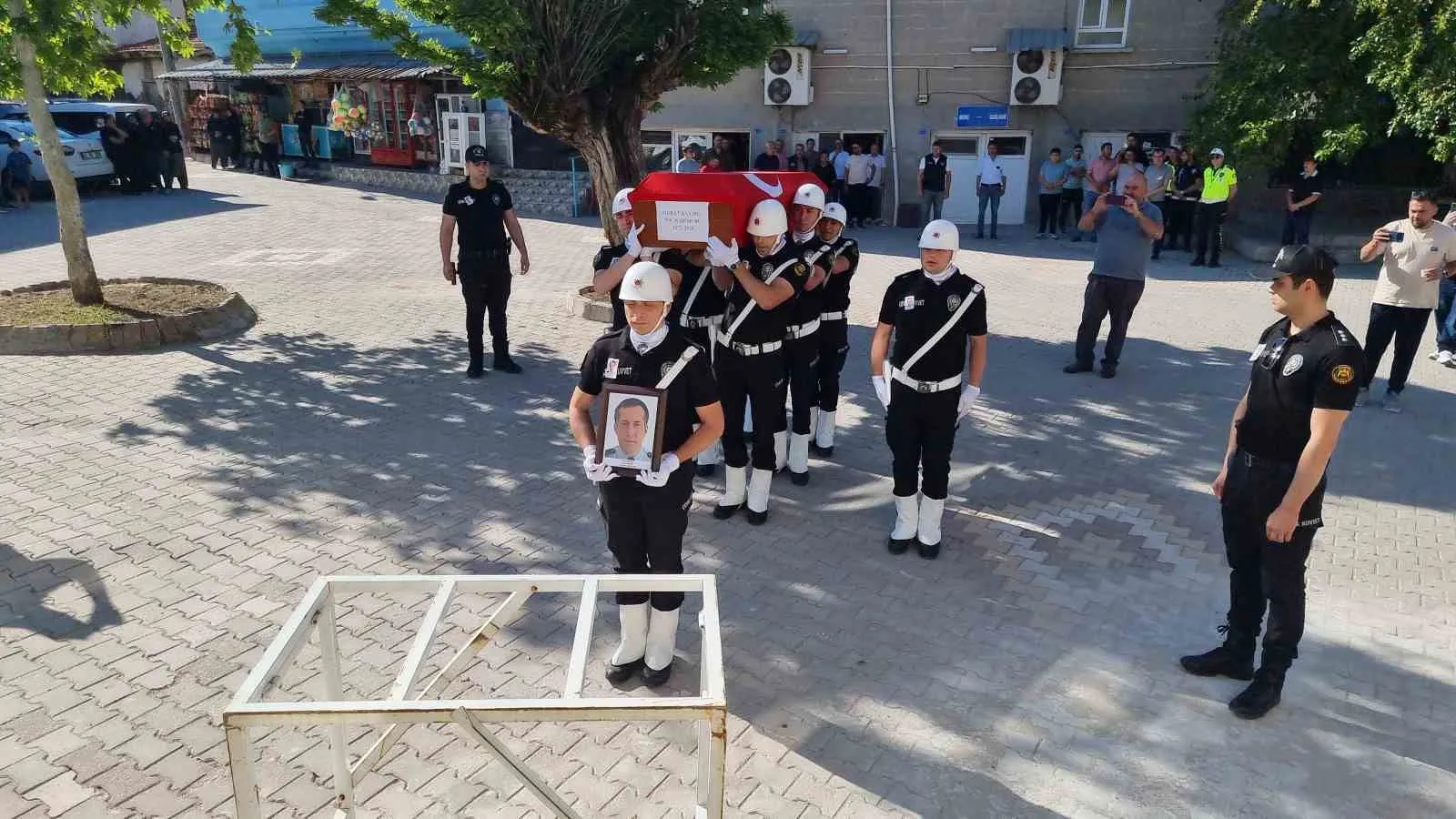 Emniyet teşkilatını yasa boğan veda: Görev başında kalp krizine yenik düştü