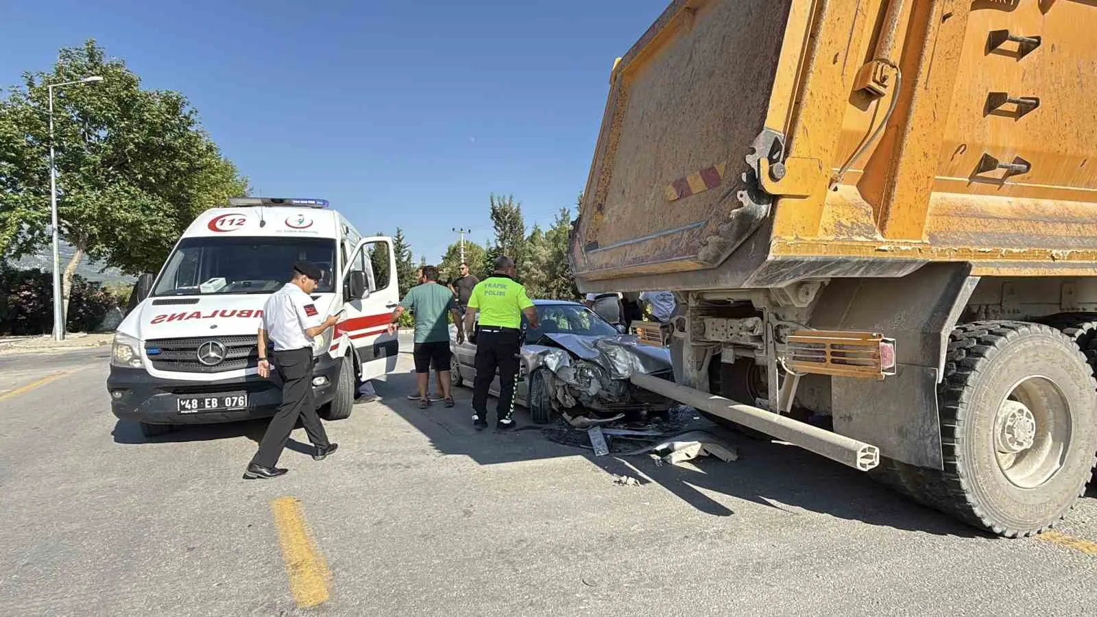 Menteşe'de trafik kabusu: Genç sürücü kamyona çarparak ağır hasar aldı