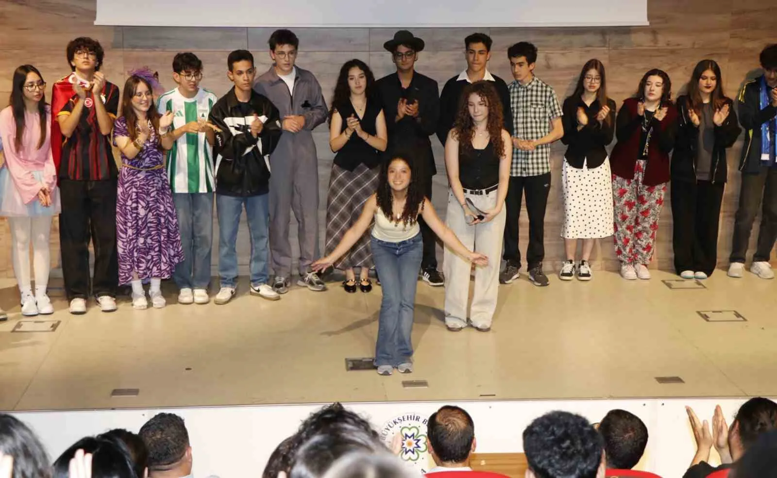 Sahne tozunu yutan gençler alkış topladı: Menteşe Anadolu Lisesi'nden tiyatro şöleni