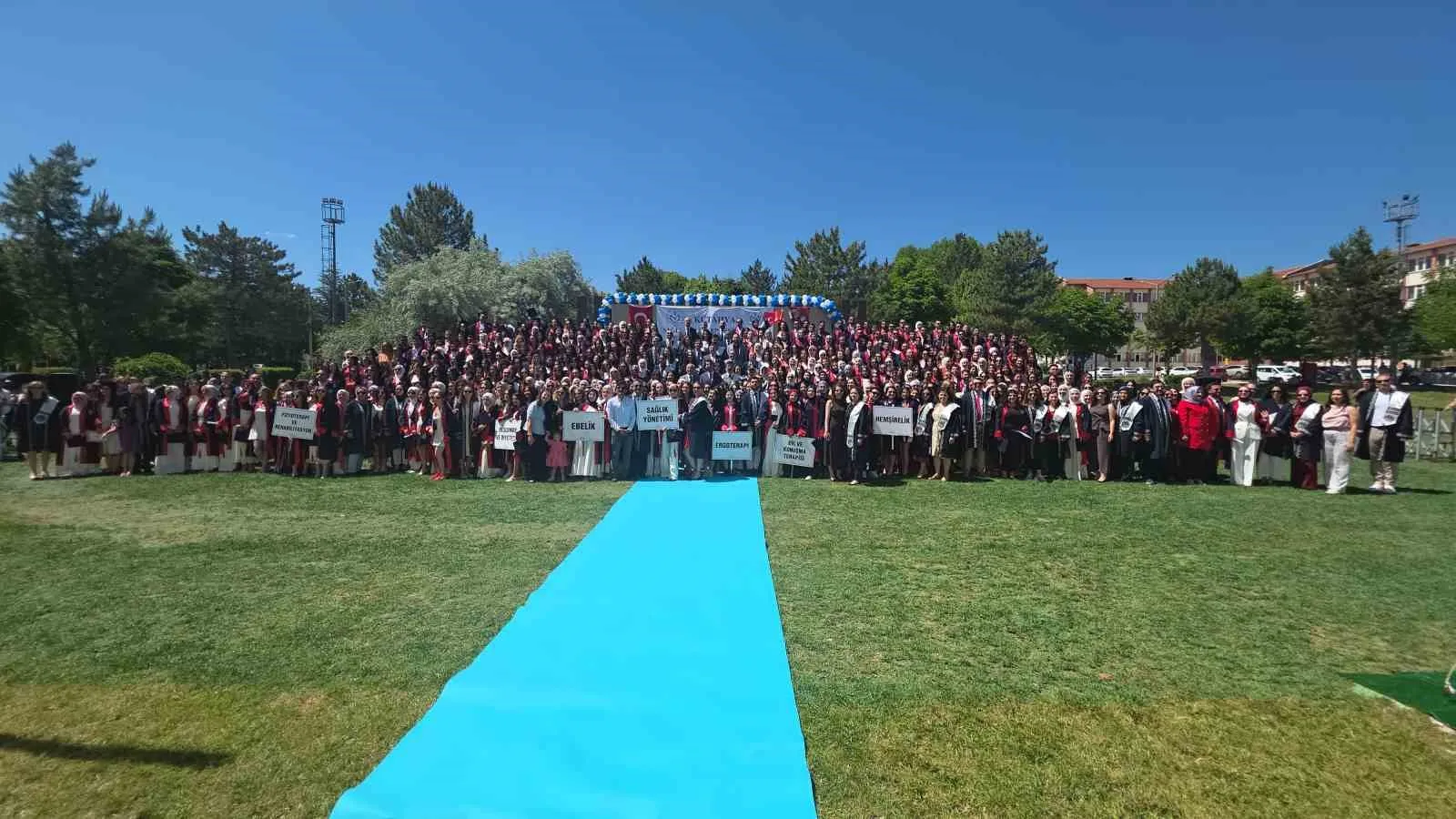 Beyaz önlüklerini giyen 541 genç mezun sahaya iniyor: Rektör Tekin’den "vicdan" vurgusu