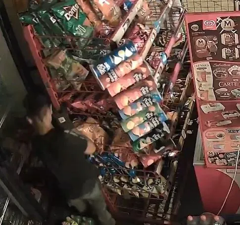 Kuşadası’nda şoke eden gece mesaisi: Marketten çaldıklarıyla birbirlerini tebrik ettiler